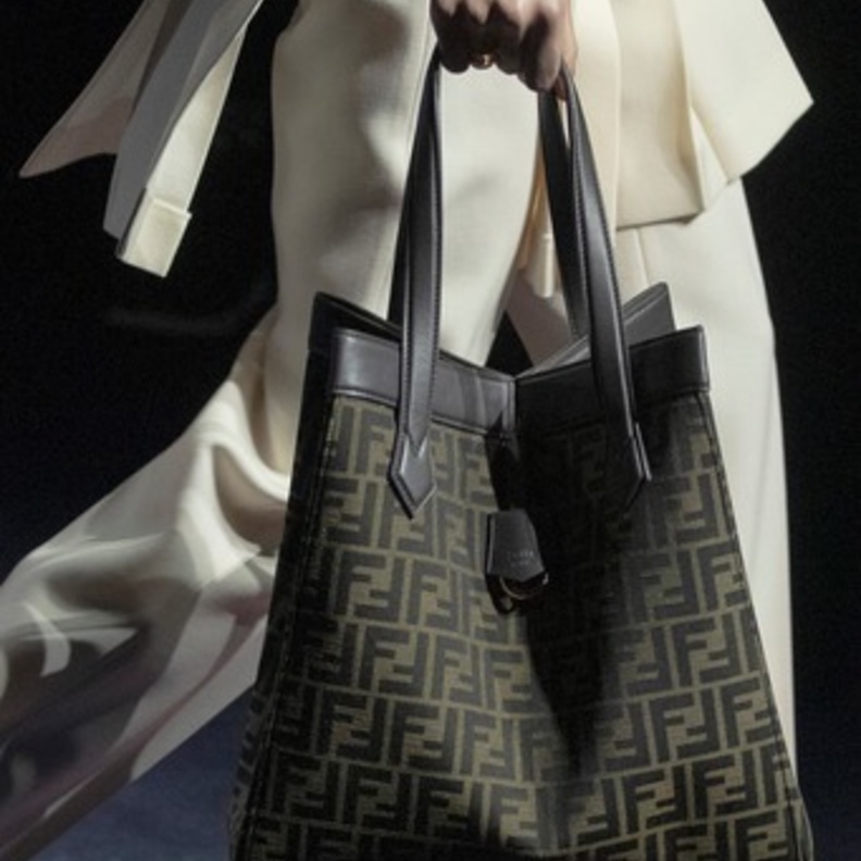 FENDI Origami حقيبة قابلة للتحوّل ذات شخصية مرحة 