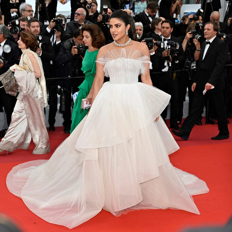  نجمات ظهرن بإطلالات زفاف على السجادة الحمراء