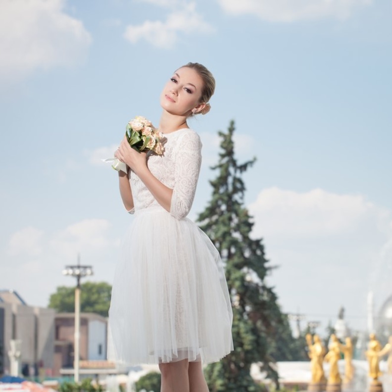 كيف تختار العروس القصيرة القامة فستان الزفاف؟