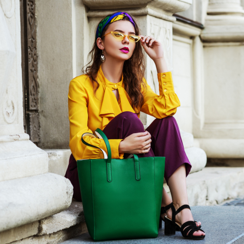 ألوان تتضارب مع بعضها في إطلالة لافتة 