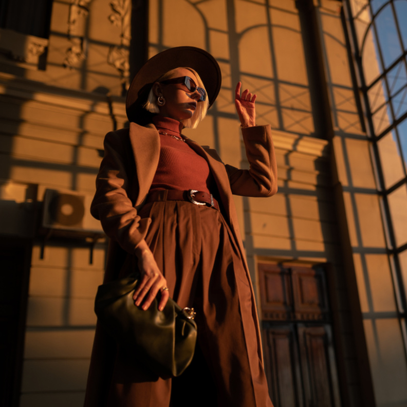 إطلالة مونوكروم لافتة باللّون البني بتدرجاته المختلفة