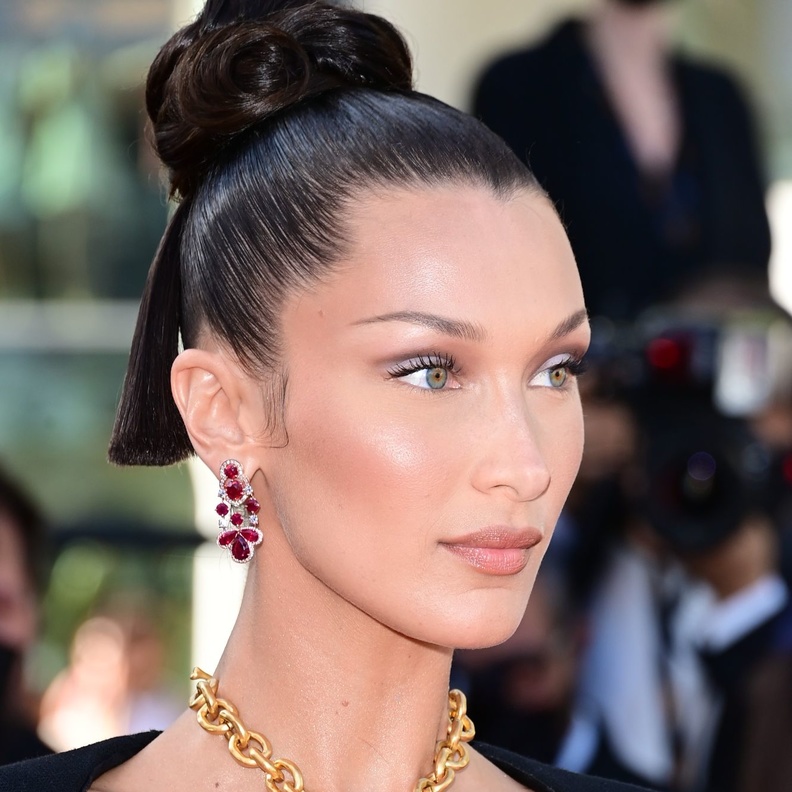 تسريحات عصرية عكست إطلالات بيلا حديد الملفتة.. إليك الخطوات لتطبيقها