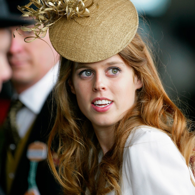 أروع وأغرب القبعات التي ظهرت بها الأميرة بياتريس على مر السنوات