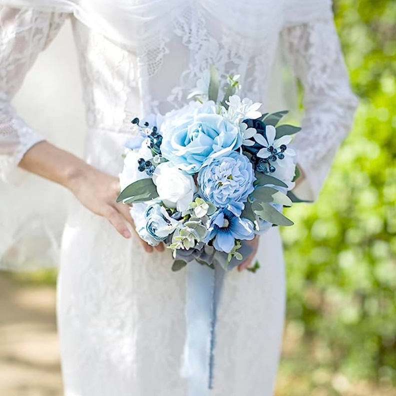 أفضل الطرق لتزيين باقات الزفاف بالزهور الزرقاء