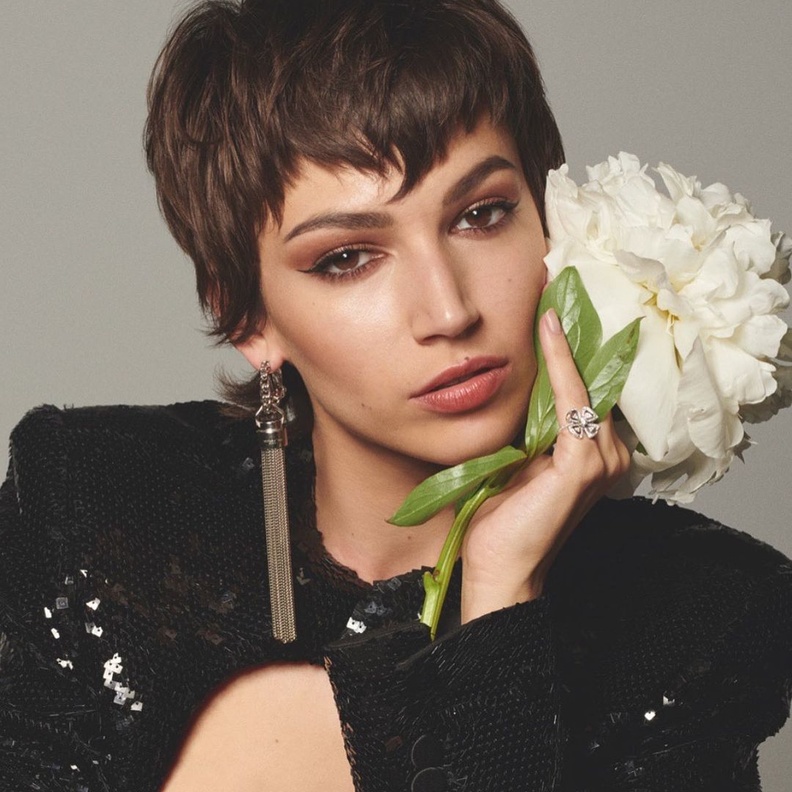 ما هي علامة المجوهرات المفضلة لـ أورسولا كوربيرو Úrsula Corberó بطلة مسلسل La Casa De Papel؟