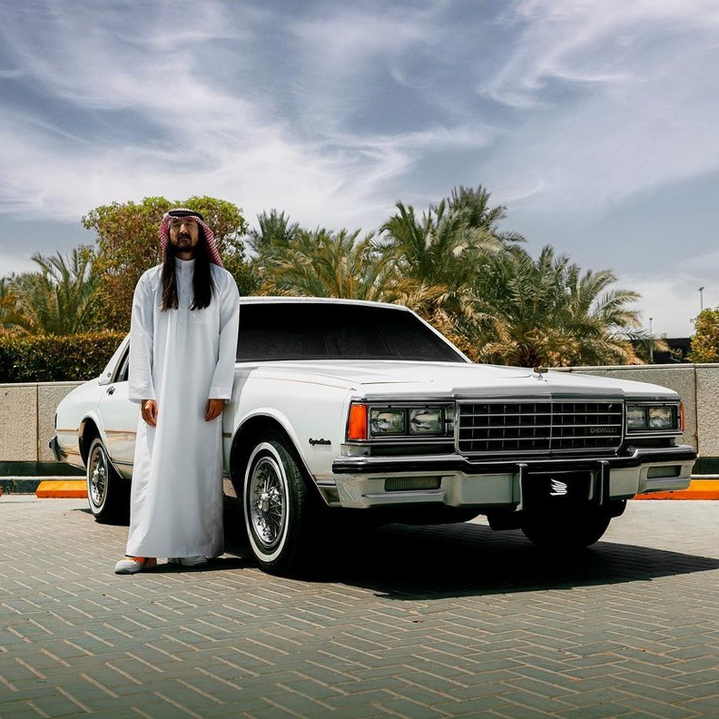 ستيف أوكي بالثوب.. إطلالة جديدة بطابع مختلف للنجم الأمريكي في المملكة