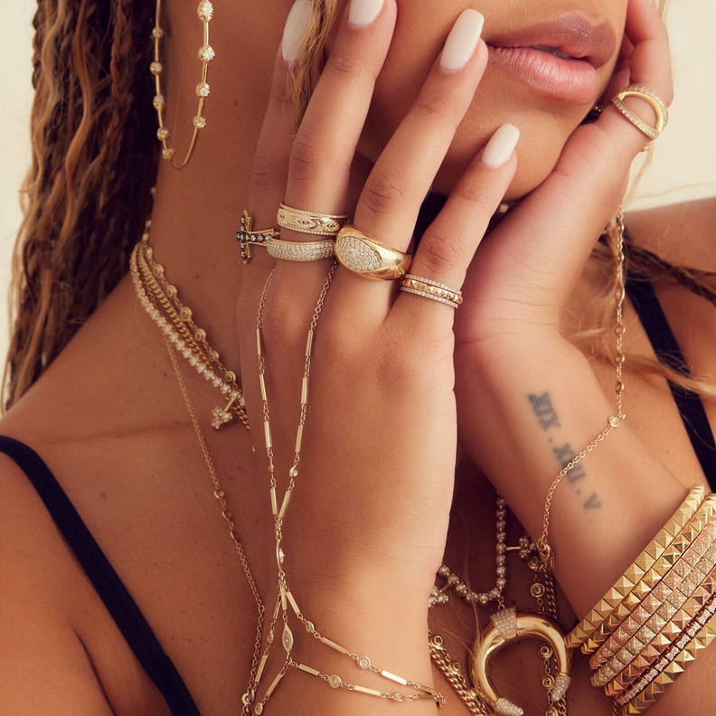 إليك كيفية تنسيق مجوهراتك الذهبية الراقية مع إطلالاتك اليومية