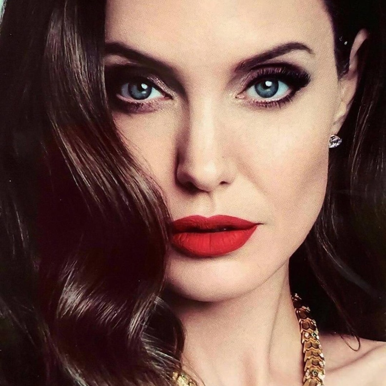 اكتشفي أنواع الأحجار الكريمة التي تعشقها أنجلينا جولي Angelina Jolie