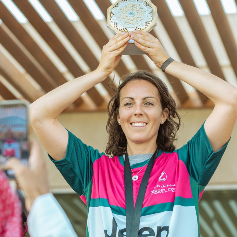 الأمريكية تايلور تحصد لقب أول ماراثون دولي مفتوح للسيدات للهجن بالمملكة