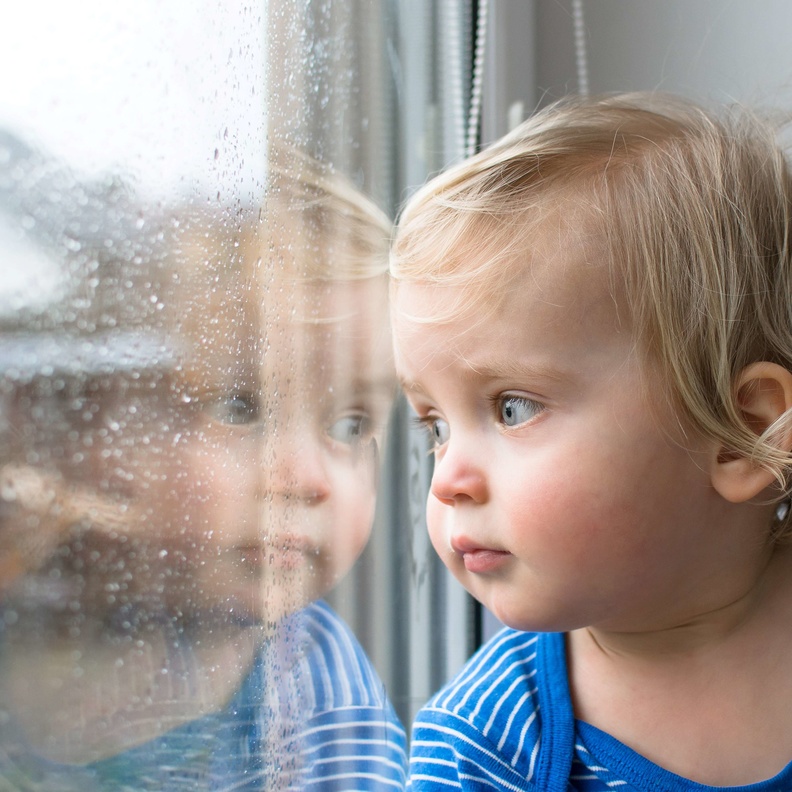 العزلة والانسحاب وعدم العناد أبرز أعراض اصابة الطفل بالاكتئاب 