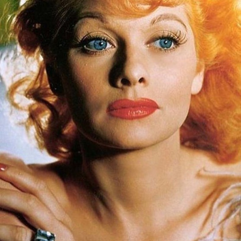 الممثلة الأمريكية لوسي بول Lucille Ball بخاتم الأكومارين