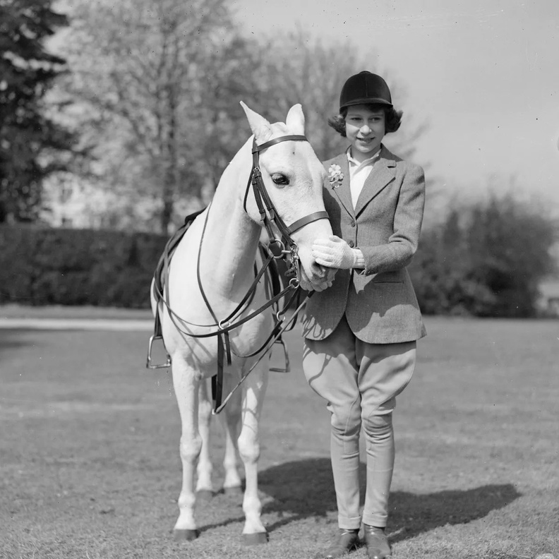 الملكة إليزابيث الثانية عاشقة رياضة الفروسية من الطفولة