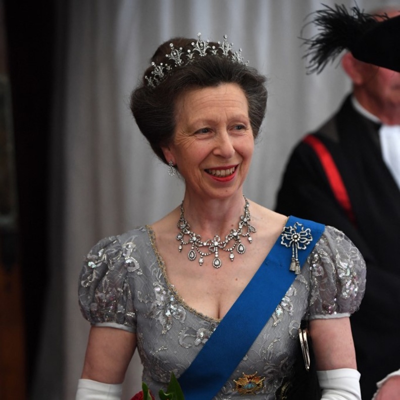 ما هو سر تزينّ الأميرة آن بقطع مجوهرات قليلة على عكس والدتها الملكة إليزابيث؟