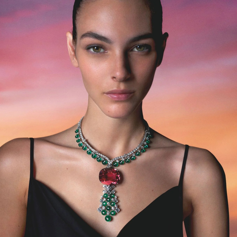 تألقي بسحر حجر الاسبنيل حجر شهر أغسطس