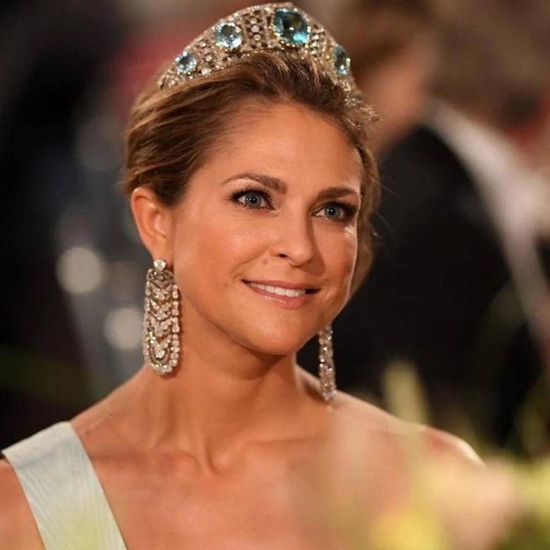 ما هي قصة حجر أغسطس مع أشهر ملكات وأميرات العالم؟