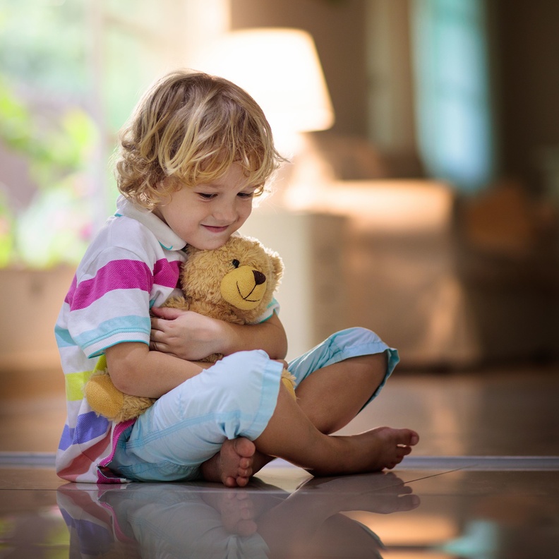 تحدثي إلى طفلك بهدوء واخبريه بالمزايا التي سيحصل عليها عند التخلص من ألعابه