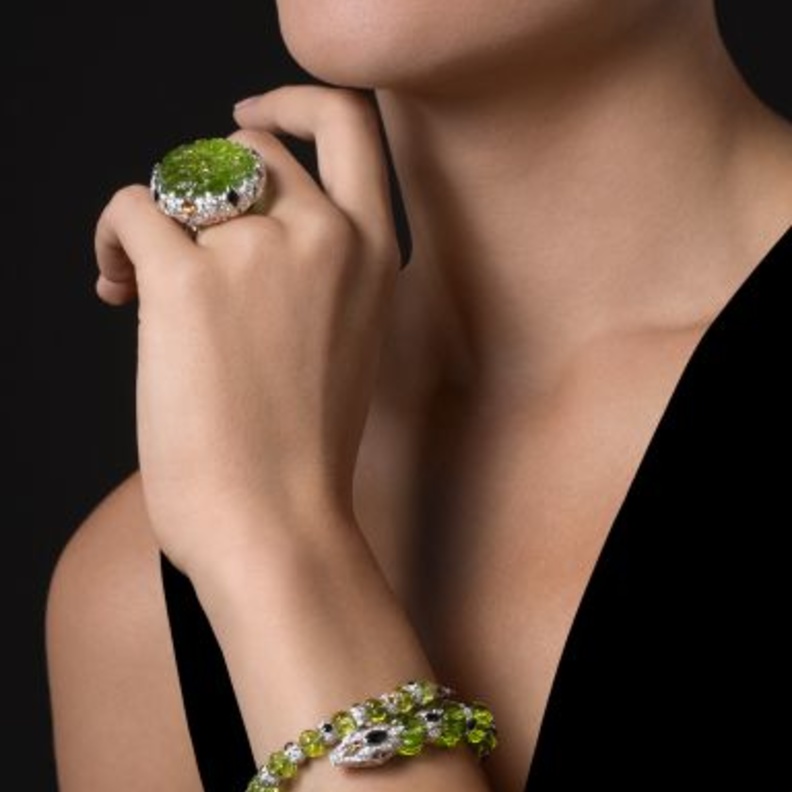 تعرفي على حجر البريدوت حجر بخت شهر أغسطس الساحر