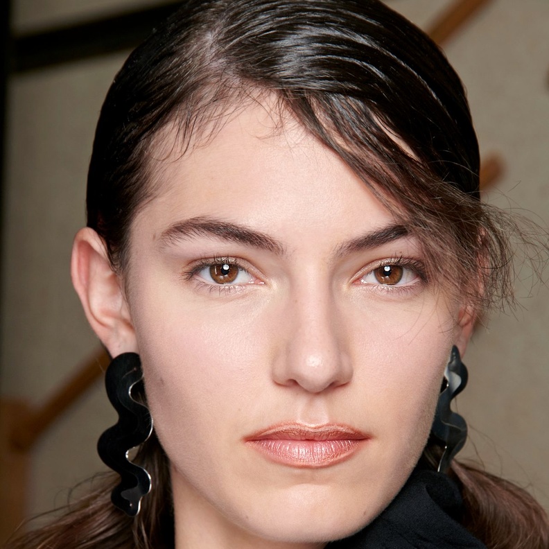 الكونتور الكريمي الملفت مع الشفاه النيود