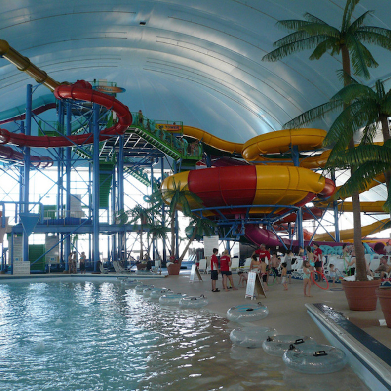 حديقة فولسفيو المائية الداخلية Fallsview Indoor Waterpark (90.000 قدم مربع) - أونتاريو، كندا