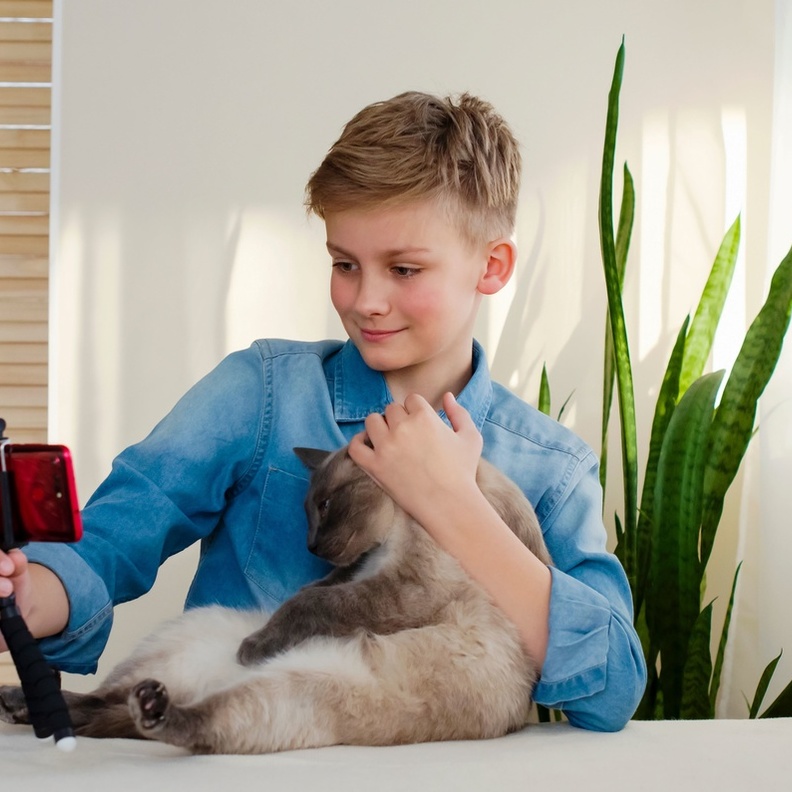 خبيرة نفسية لـ "هي": علينا أن نقترب أكثر من أطفالنا لحمايتهم من "جنون الشهرة" وتأثيرات تعلقهم بالمؤثرين