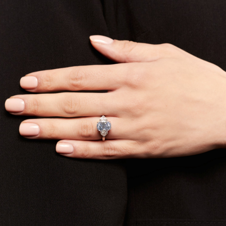 خاتم مرصع بالألماس الأزرق والأبيض - الصورة من سوذبيز Sotheby's