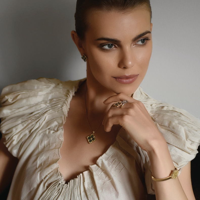 خواتم أحجار كريمة بألوان العلم الإماراتي كتحية للمرأة الإماراتية في يومها