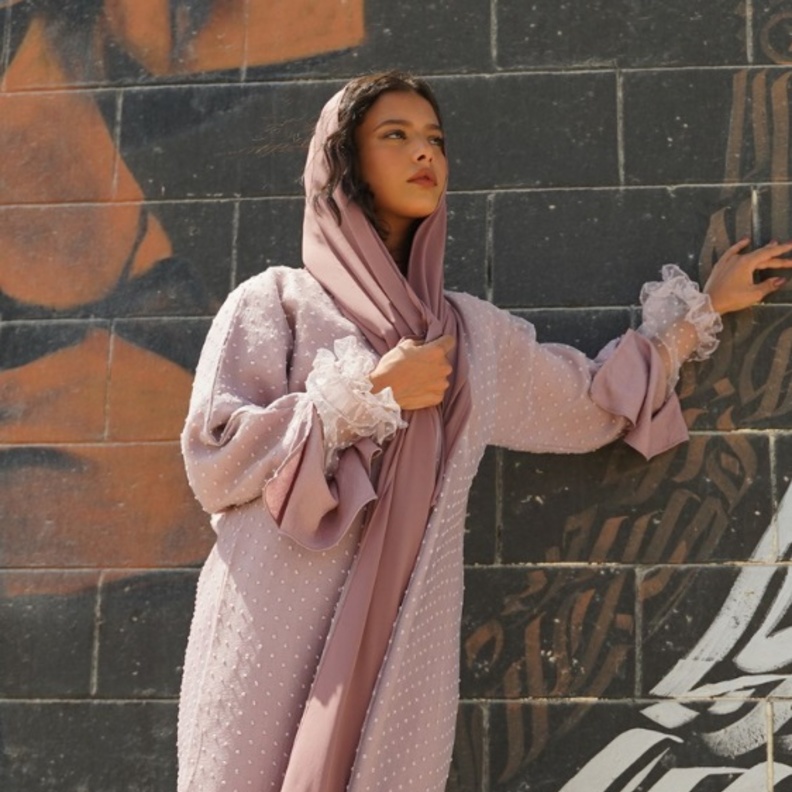 نسقي إطلالتكِ لمشاهدة فيلم باربي بعبايات أنيقة باللون الوردي من مصممات وعلامات سعودية