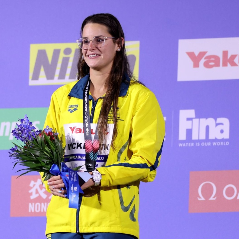 رسومات أوميغا على الشاشة وسبّاحين تميزن بإطلالة فريدة خلال السباق