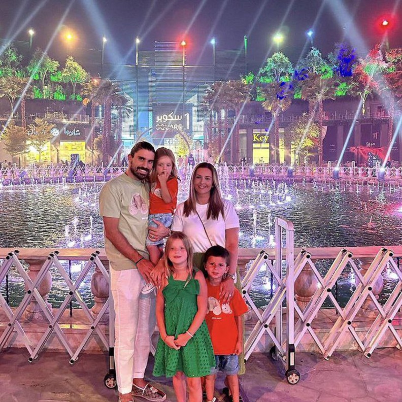 نجم الهلال السعودي نيفيز مع أسرته في بوليفارد رياض سيتي