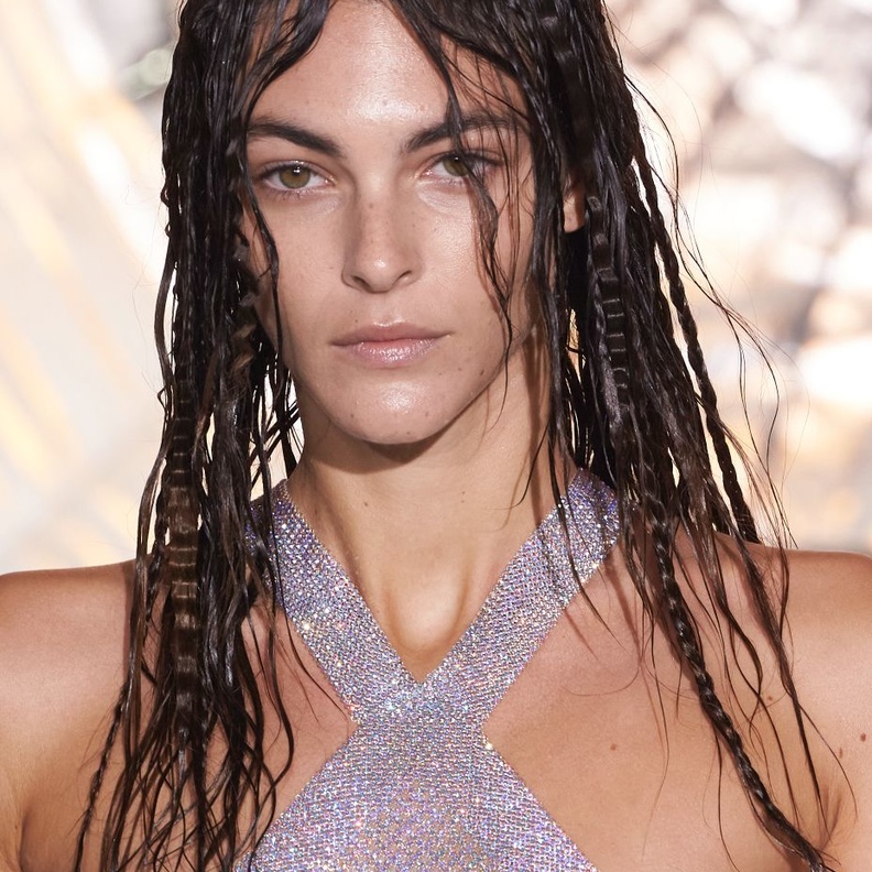 شعرك يتساقط من تأثير السباحة هذا الصيف؟ إليك بعض نصائحنا