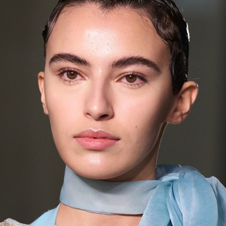 التخلص من البقع الداكنة: دليل شامل طبي وطبيعي لبشرة متألقة