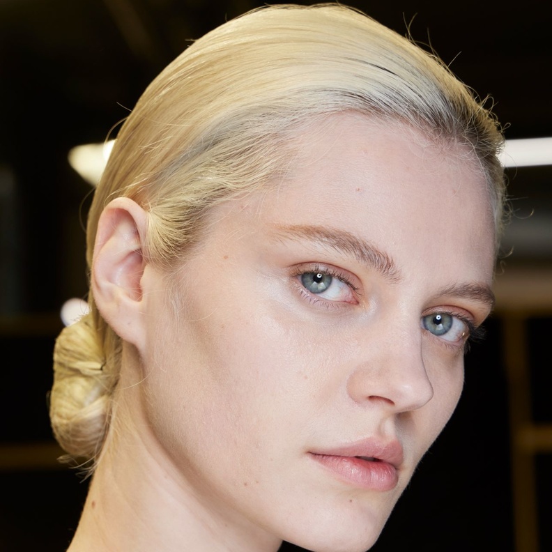 إليك أسباب رئيسية تُسرع ظهور الخطوط الدقيقة وتجعل بشرتك تُفقد مرونتها