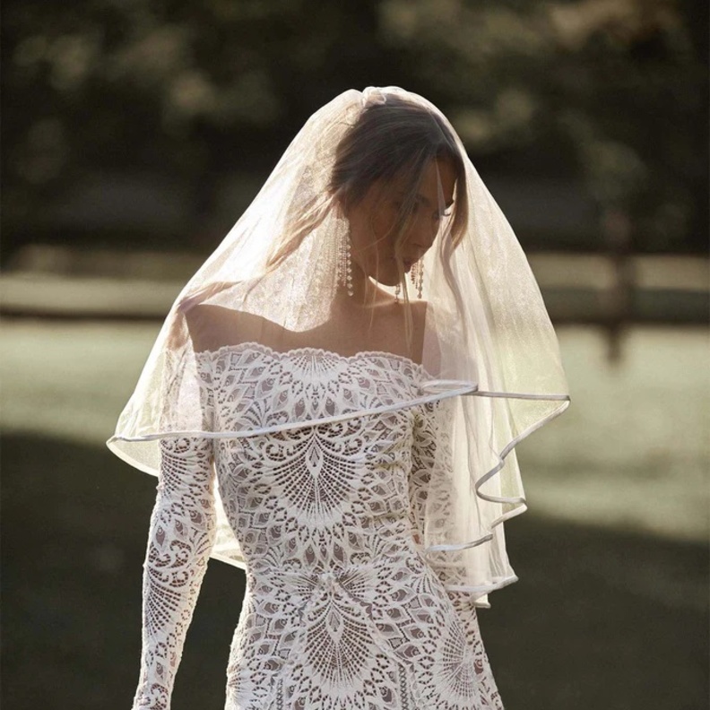 تألقي بأجمل فساتين الزفاف المزينة بالطرحة القصيرة لأناقة عصرية وحيوية