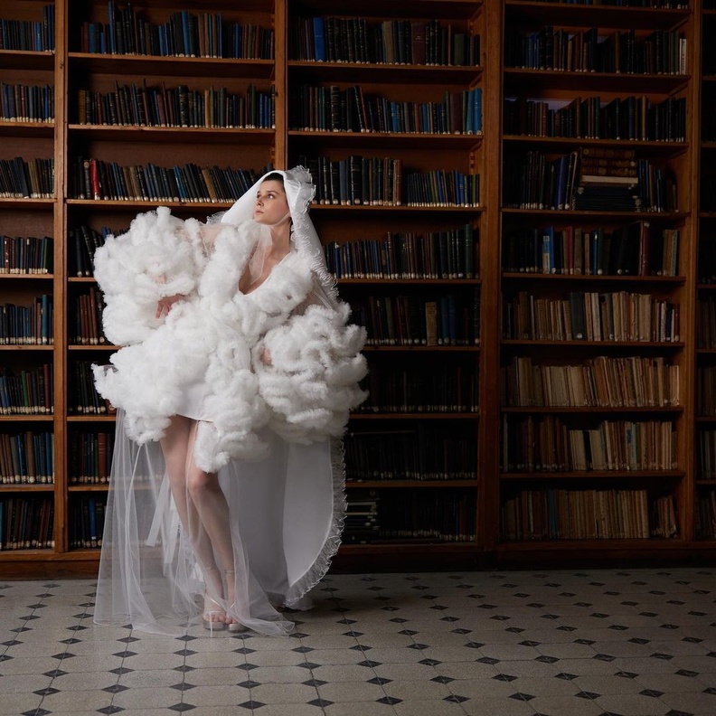 فرصة جديدة للفنانين ومصممي الأزياء في السعودية.. عودة برنامج "إقامة التقاء - الفن والأزياء بتصور جديد"