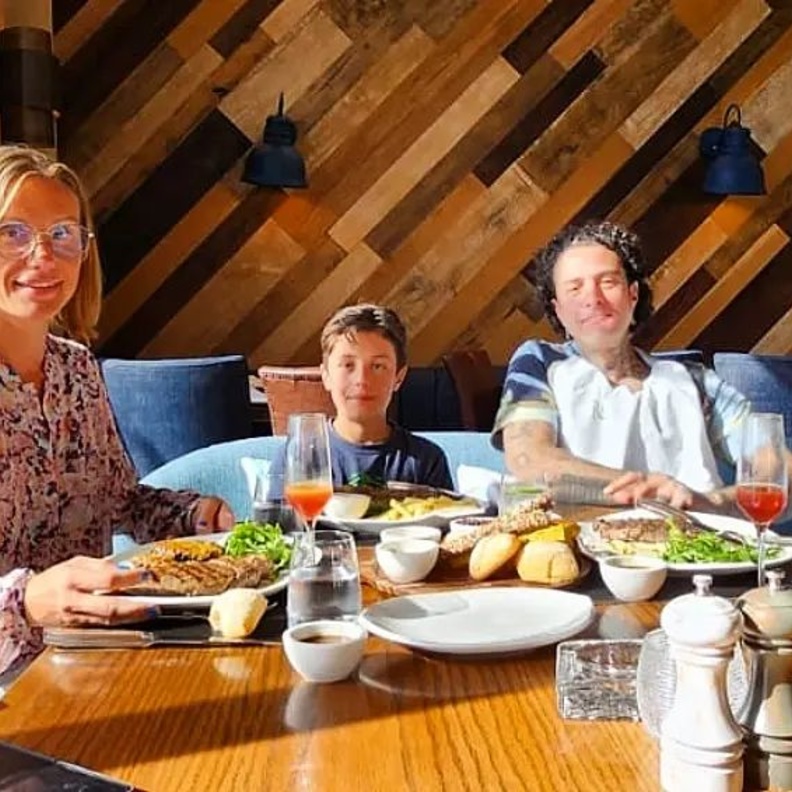 أحمد الفيشاوي وابنه