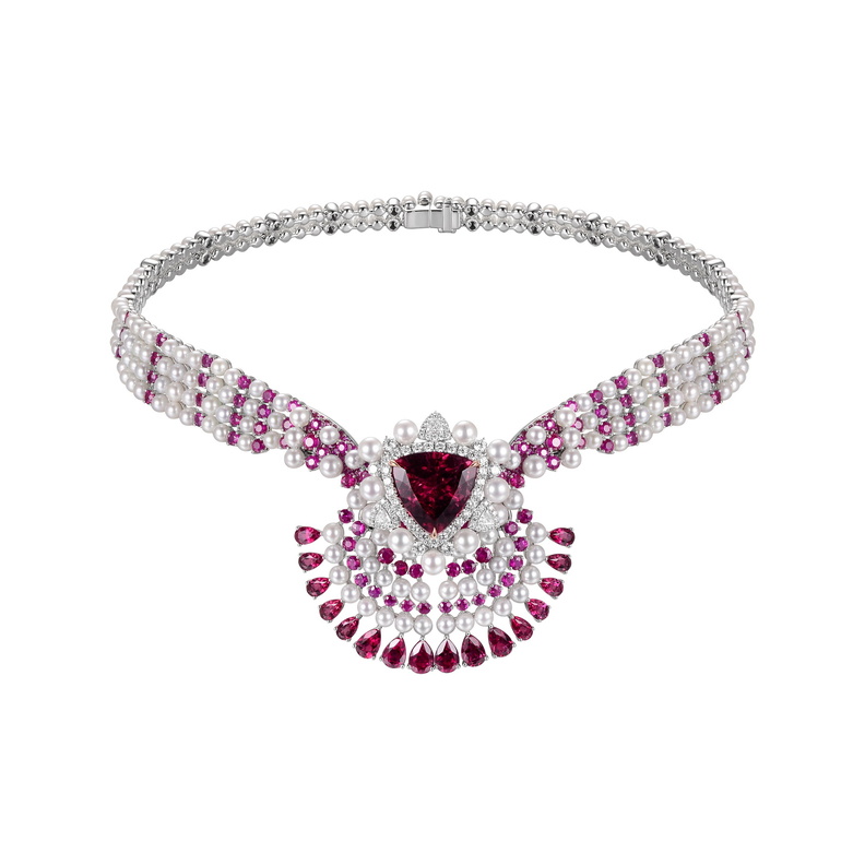 قلادة فاخرة مصممة من الروبي الأحمر من مجموعة Fabergé x James Gahn 