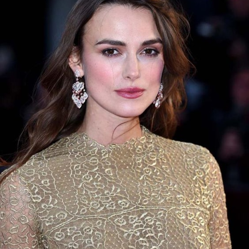 كيرا نايتلي معتمدة أقراط ماسية من ديفيد موريس