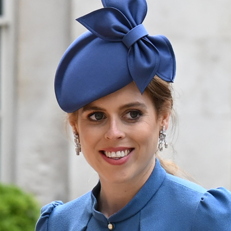 ما هي قطعة المجوهرات التي تقاسمتها الأميرة بياتريس مع جدتها الملكة إليزابيث الثانية؟