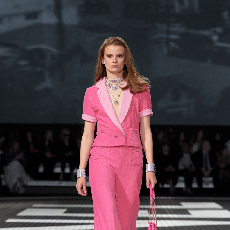 لون الأنوثة والتمرّد... تعرّفي على تاريخ اللون الوردي