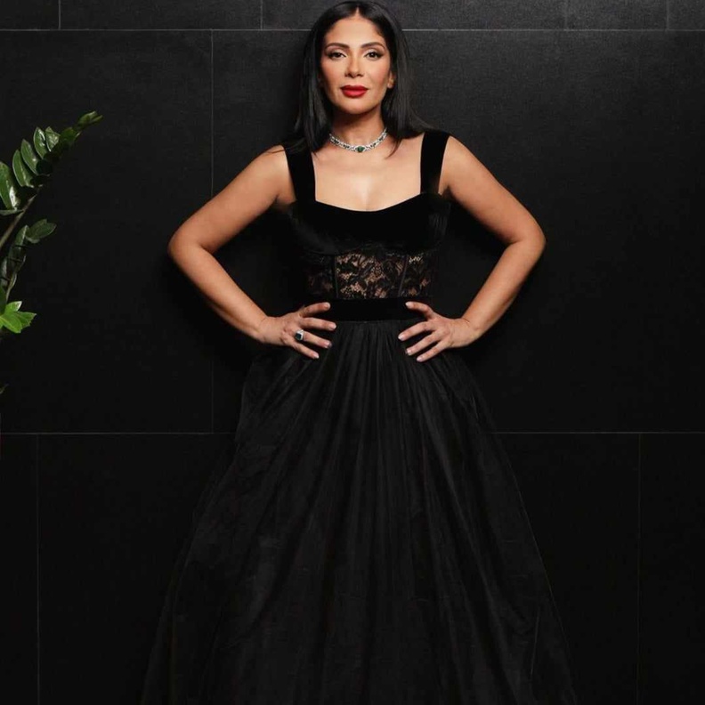 الفنانة منى زكي تعتمد اللون الأسود في إطلالاتها بالفساتين 