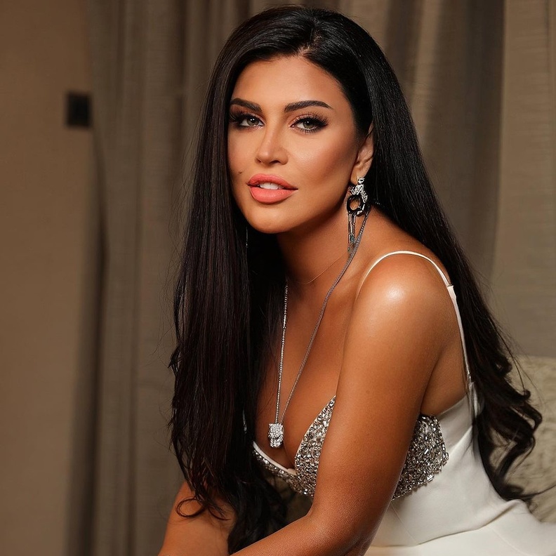 "هي" تلتقي الفنانة "جومانا مراد" في العرض الخاص لافتتاح فيلم "ع الزيرو" في الرياض