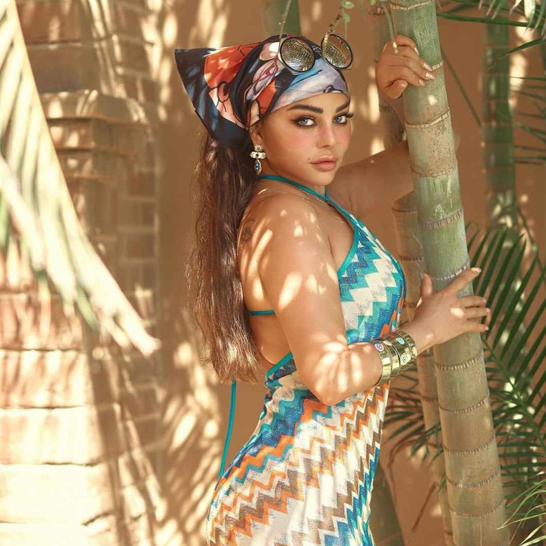 الفنانة هيفاء وهبي تواكب صيحة السكارف وتنسقه مع ملابسها 