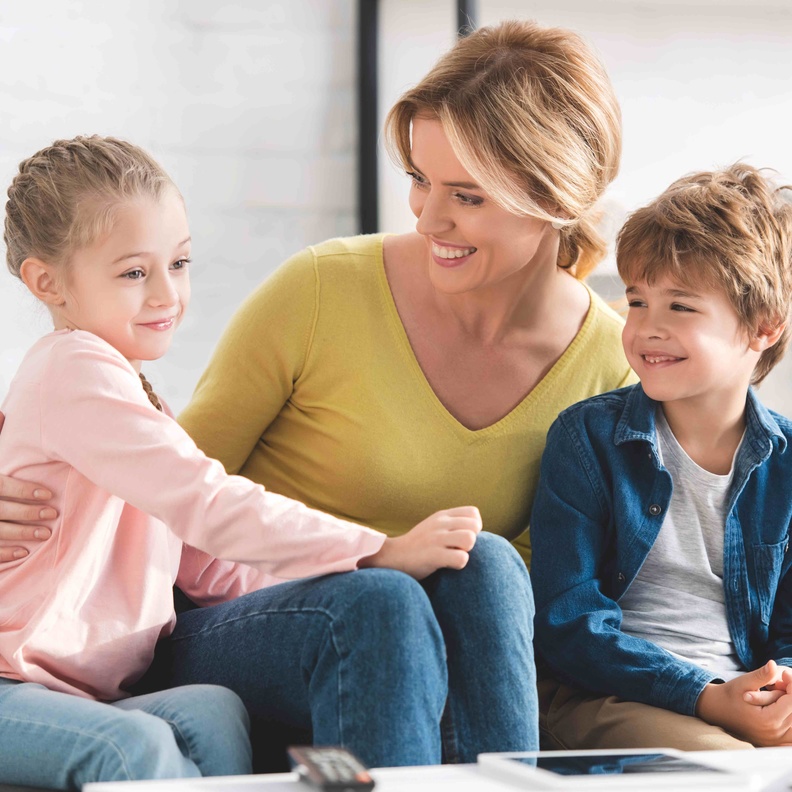 يحتاج طفل طيف التوحد إلى الاهتمام والدعم ولكن هذا ما يحتاجه ويفتقر إليه الطفل السليم عند اهمال أبويه له