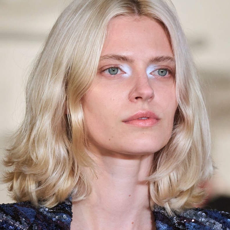 تمرير الظلال البيضاء على الجهة الداخلية للعينين من دار Prabal Gurung