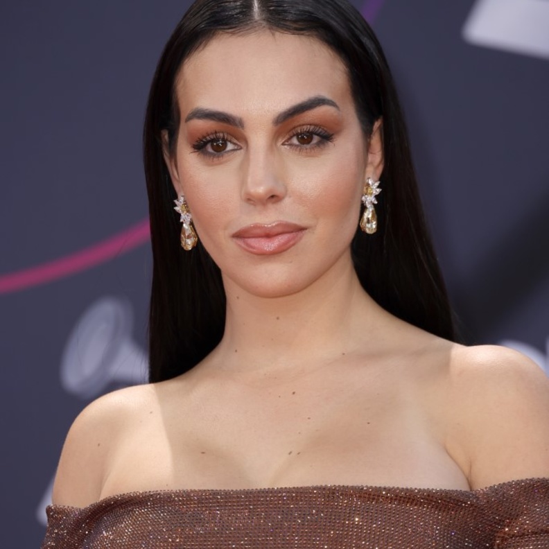 طرق تطبيق رسمات المكياج البني بأسلوب النجمات