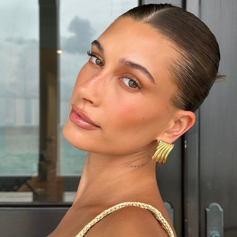 المكياج الـ Latte بتدرجات قوية من هايلي بيبر- الصورة من حسابها على انستغرام