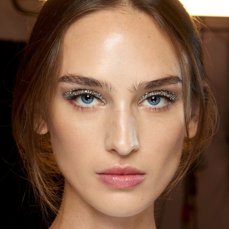 المكياج المعدني صيحة تناسب العيون المبطنة... إليك 5 طرق لتطبيقها في السهرات