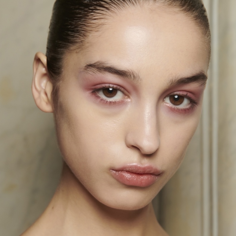 تجديد روتين العناية ببشرتك التي تعكس الثقة خلال سفراتك في الصيف