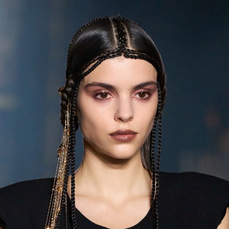 أجمل تسريحات شعر طويلة مع الضفائر بأسلوب شبابي