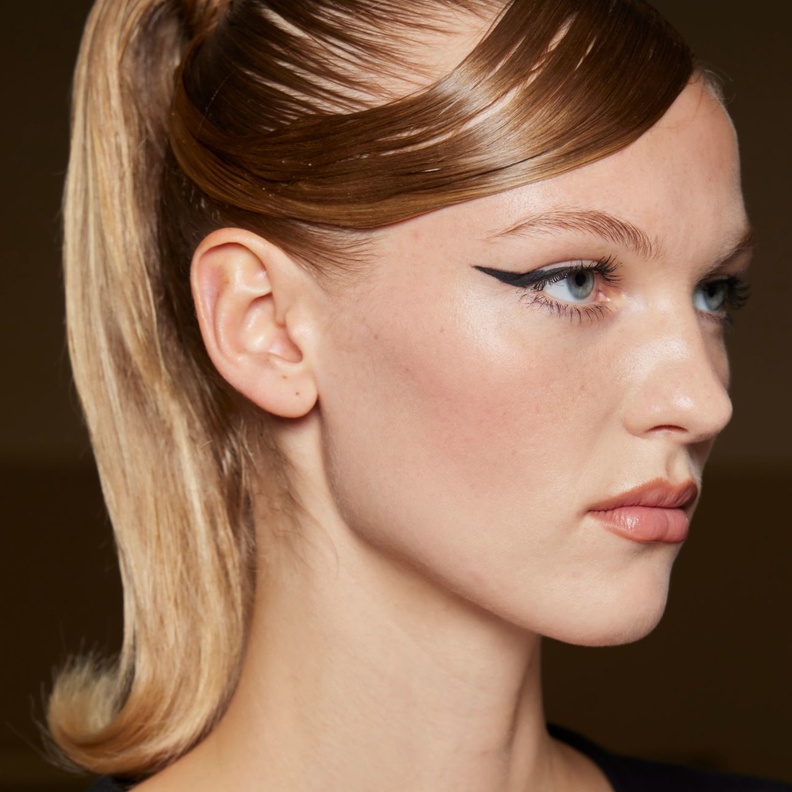 رسمات الآيلاينر العريض والمجنح من وحي دار Vivetta